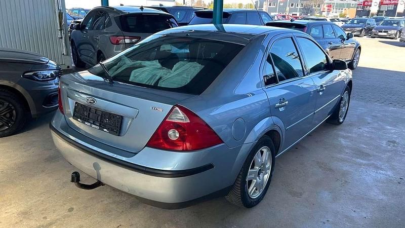 Usado Ford Mondeo Ghia 131 CV (96 kW) 2004 Azul Berlina