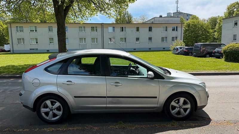 Second-hand Ford Focus 100 CP (73 kW) 2005 Argintiu Hatchback