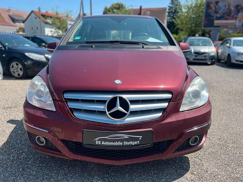 Rot Gebraucht 2011 Mercedes B200 Van / Kleinbus | 2.500 € (Fairer Preis) - Bild 1/4