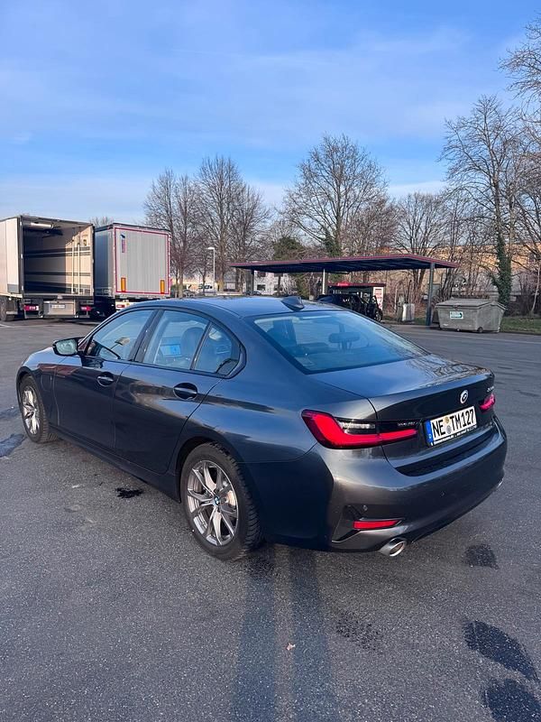 Gebraucht BMW 330e 184 PS (135 kW) 2020 Grau Limousine
