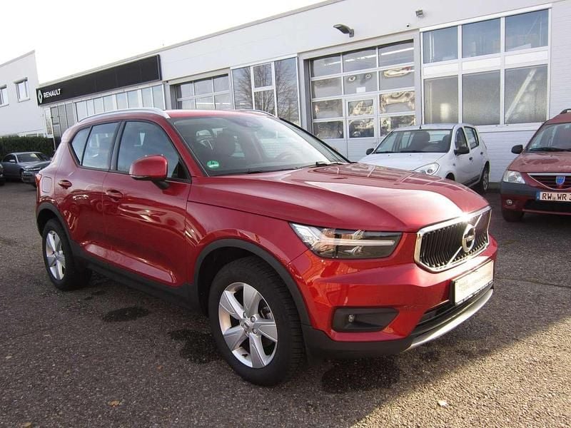 Rot (metallic) Gebraucht 2020 Volvo XC40 Momentum SUV | 22.490 € (Superpreis) - Bild 1/4