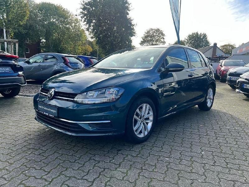 Grün Gebraucht 2017 VW Golf VII Comfortline Limousine | 13.490 € (Guter Preis) - Bild 1/4