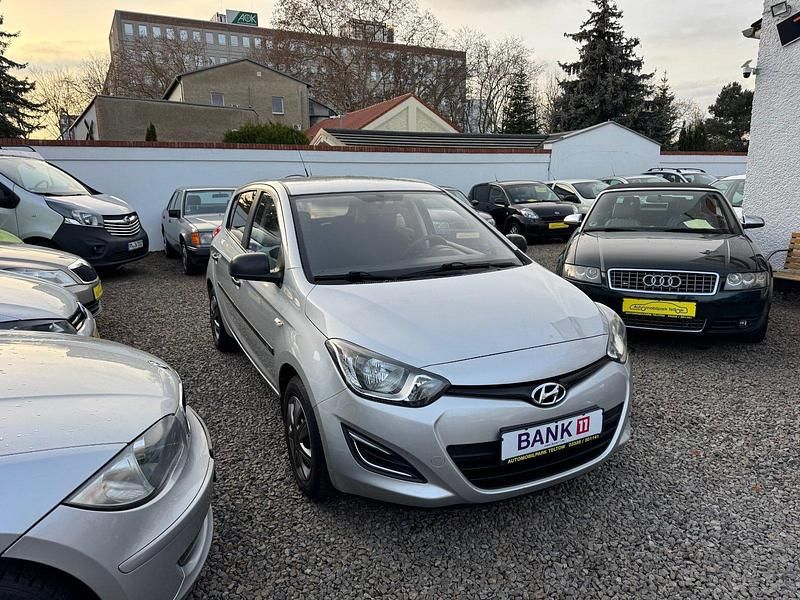 Gebraucht Hyundai i20 Edition 86 PS (63 kW) 2013 Silber Kleinwagen