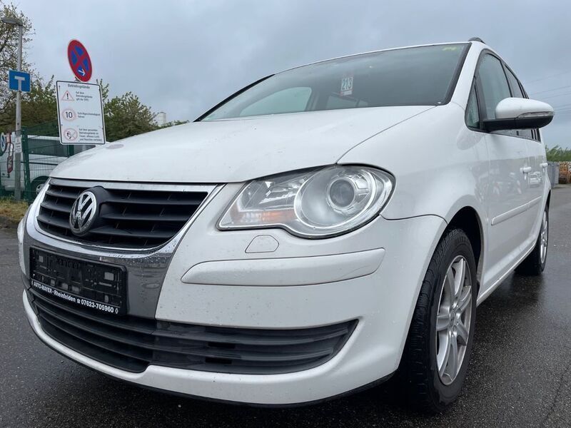 Weiß Gebraucht 2010 VW Touran Trendline Van / Kleinbus | 3.300 € (Superpreis) - Bild 1/4