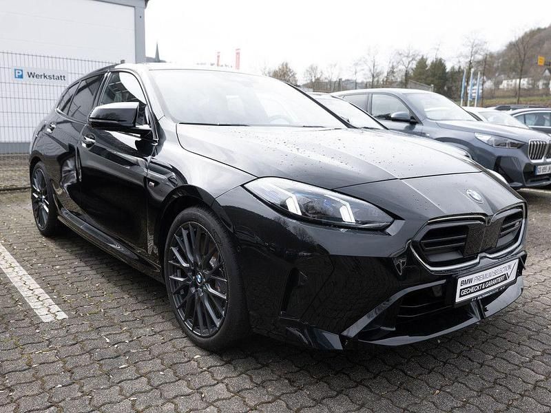 Gebraucht BMW M135 Performance 300 PS (220 kW) 2025 Schwarz Kleinwagen