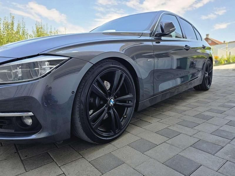 Grau Gebraucht 2017 BMW 330 Luxury Line Limousine | 18.000 € (Fairer Preis) - Bild 1/4