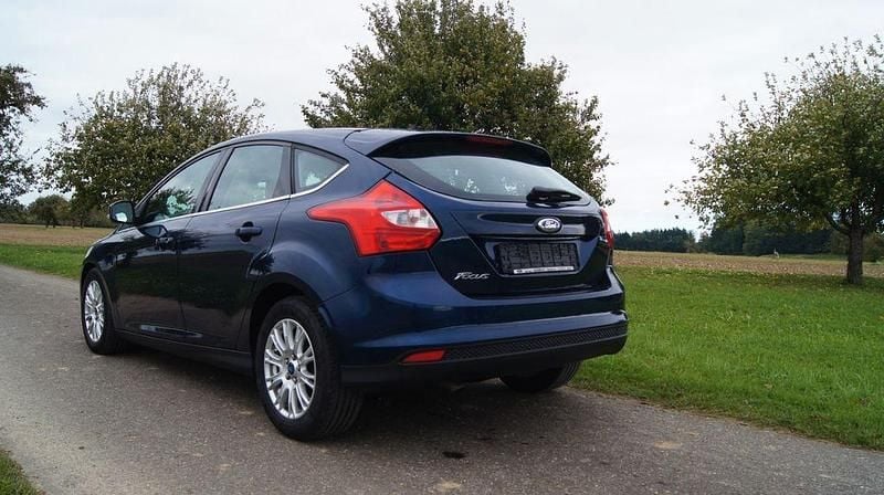 Blau Gebraucht 2012 Ford Focus Champions Edition Limousine | 3.999 € (Fairer Preis) - Bild 1/4