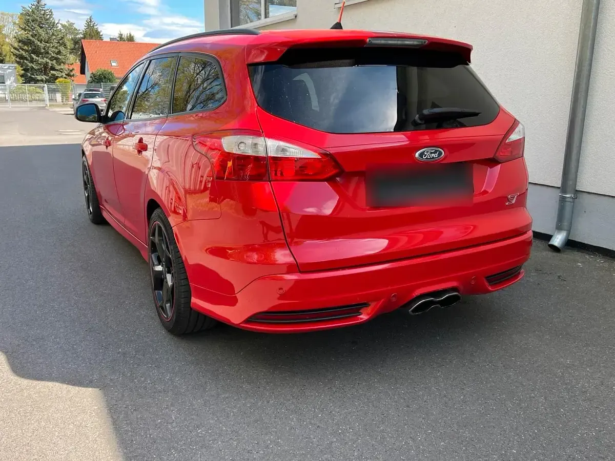 Używany Ford Focus ST 250 KM (183 kW) 2012 Czerwony Kombi
