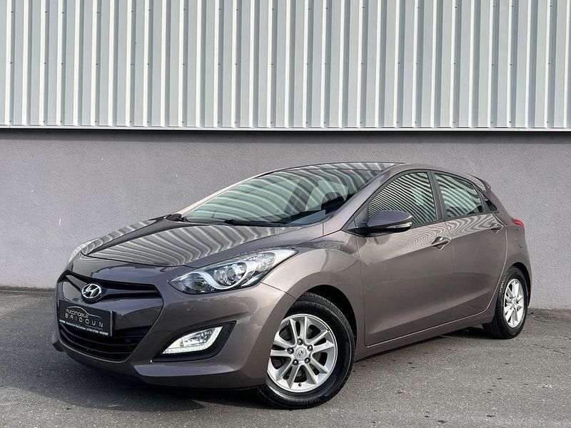 Braun Gebraucht 2013 Hyundai i30 Trend Limousine | 6.990 € (Fairer Preis) - Bild 1/4