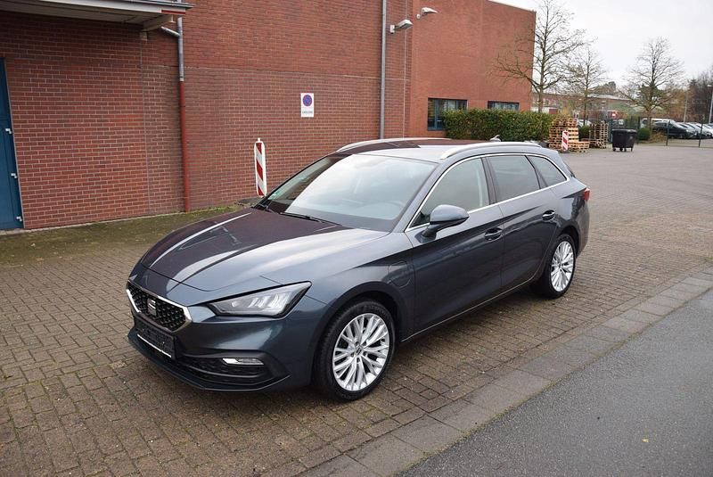 Grau Gebraucht 2021 Seat Leon XCELLENCE Kombi | 13.890 € (Superpreis) - Bild 1/4