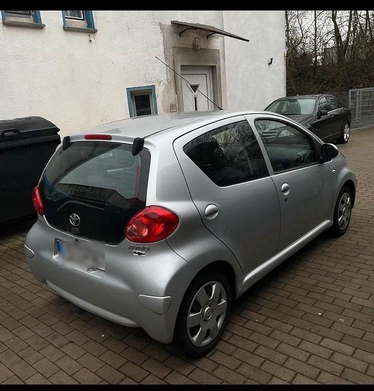 Gebraucht Toyota Aygo 68 PS (50 kW) 2008 Silber Kleinwagen