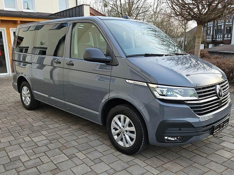 Gebraucht VW Multivan 150 PS (110 kW) 2022 Grau Van / Kleinbus