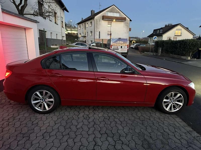 Gebraucht BMW 320 184 PS (135 kW) 2014 Rot Limousine