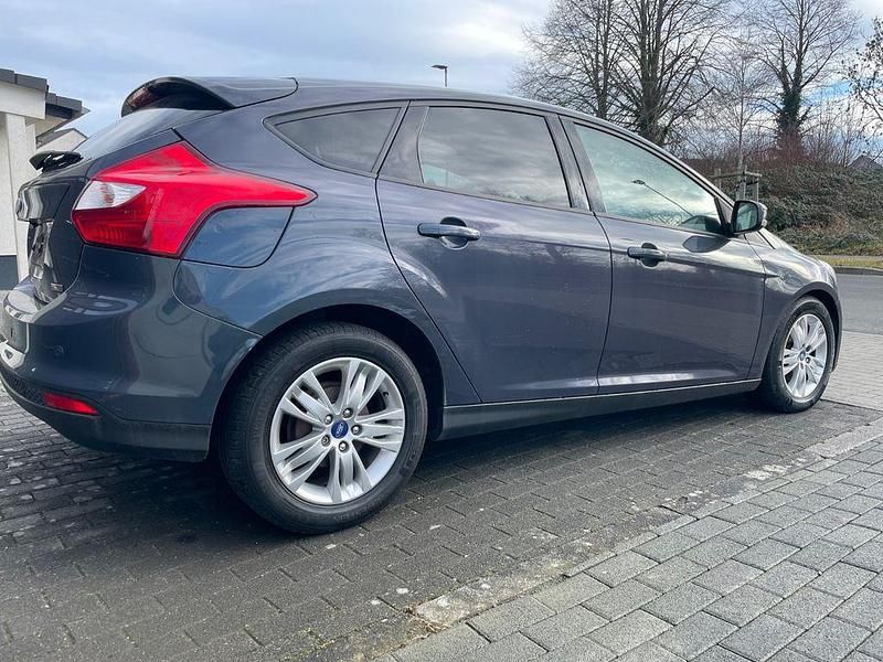 Gebraucht Ford Focus Ambiente 95 PS (69 kW) 2013 Blau Limousine