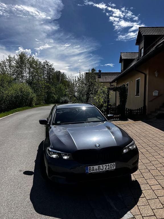 Grau Gebraucht 2019 BMW 320 Luxury Line Kombi | 22.199 € (Fairer Preis) - Bild 1/4