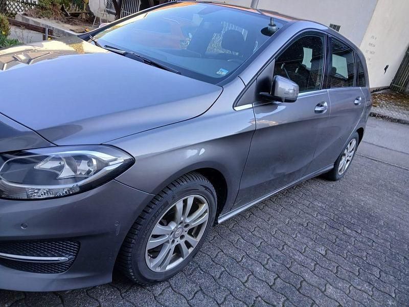 Gebraucht Mercedes B180 122 PS (89 kW) 2015 Grau Van / Kleinbus
