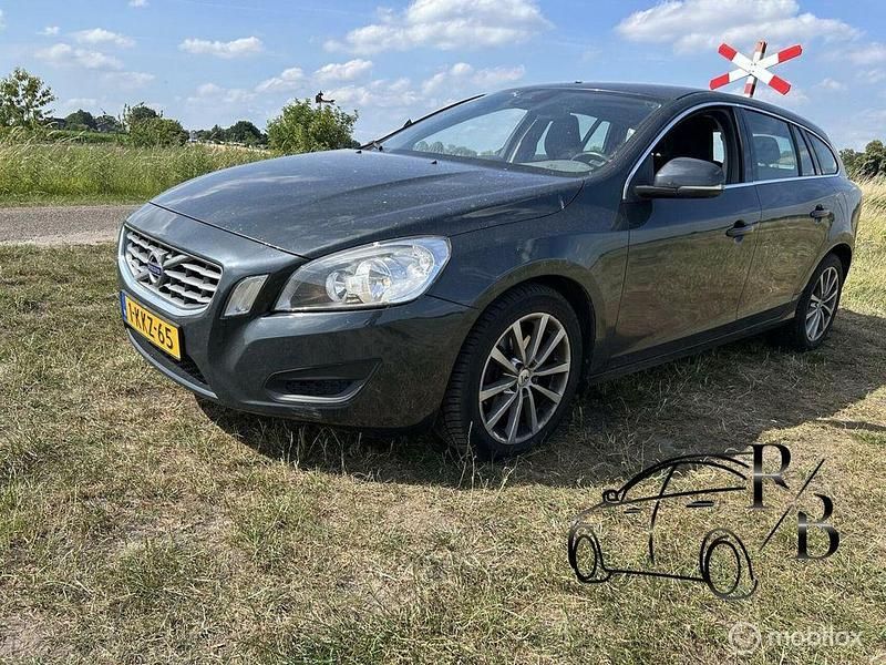 Grau Gebraucht 2013 Volvo V60 Momentum Kombi | 5.104 € (Etwas zu teuer) - Bild 1/4
