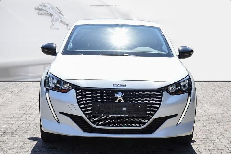 Weiß metallic Gebraucht 2022 Peugeot e-208 Allure Kleinwagen | 22.090 € (Teuer) - Bild 1/4