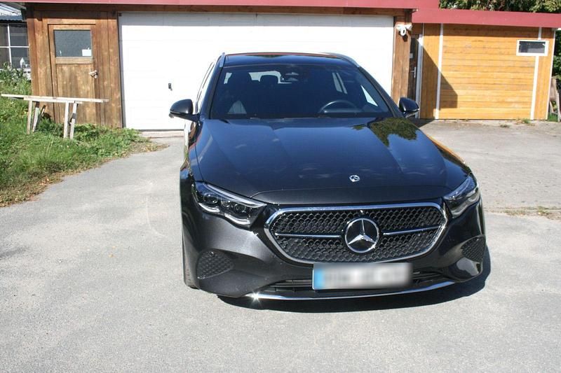 Grau Gebraucht 2024 Mercedes E450 Kombi | 61.500 € - Bild 1/4