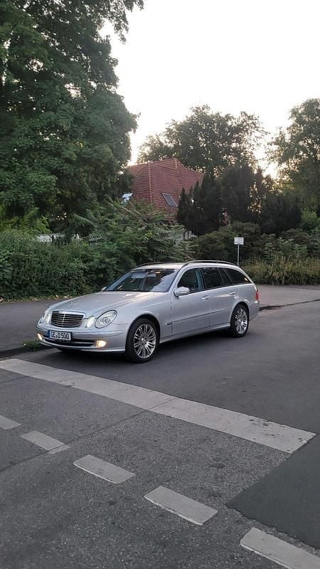 Silber Gebraucht 2005 Mercedes E500 Avantgarde Kombi | 6.850 € (Superpreis) - Bild 1/4