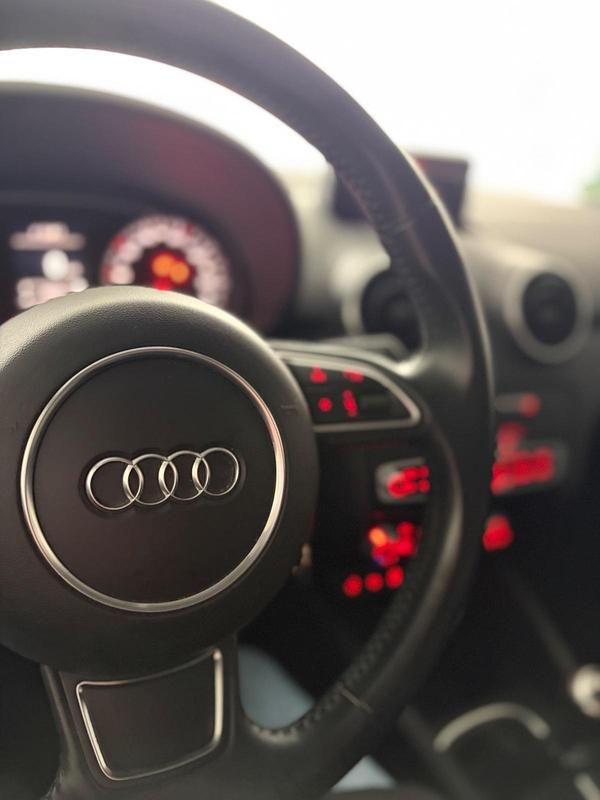 Grau Gebraucht 2015 Audi A1 Comfort Kleinwagen | 10.500 € (Guter Preis) - Bild 1/4