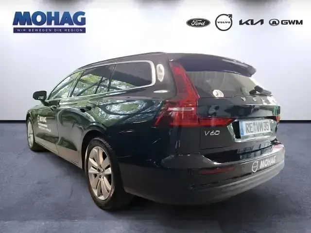 Używany Volvo V60 Core 163 KM (119 kW) 2024 Czarny Kombi