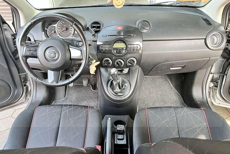 Gebraucht Mazda 2 75 PS (55 kW) 2014 Silber Limousine