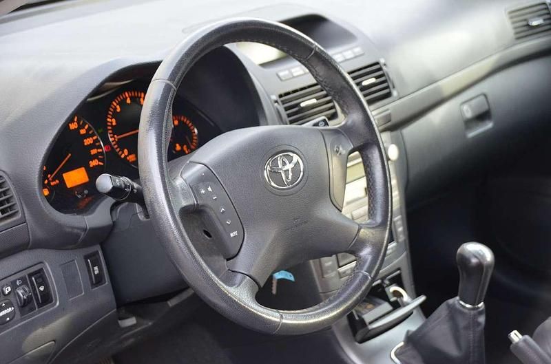 Gebraucht Toyota Avensis Executive 129 PS (94 kW) 2006 Silbergrau Kombi