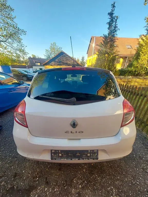 Gebraucht Renault Clio III 101 PS (74 kW) 2011 Weiß Limousine