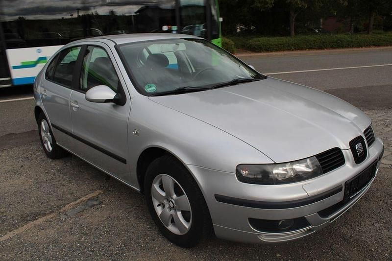 Używany Seat Leon Stella 105 KM (77 kW) 2003 Srebrny Sedan/Limuzyna