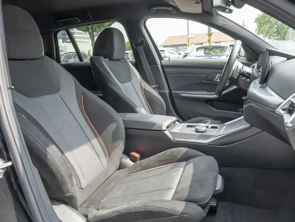 Gebraucht BMW 330e M Sport 292 PS (214 kW) 2025 Schwarz Kombi