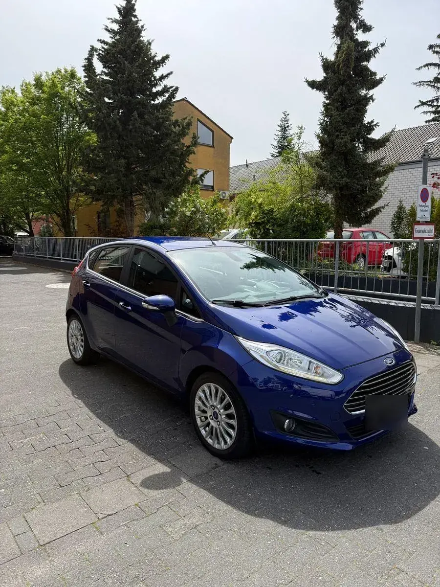 Gebraucht Ford Fiesta Titanium 95 PS (69 kW) 2014 Blau Kleinwagen