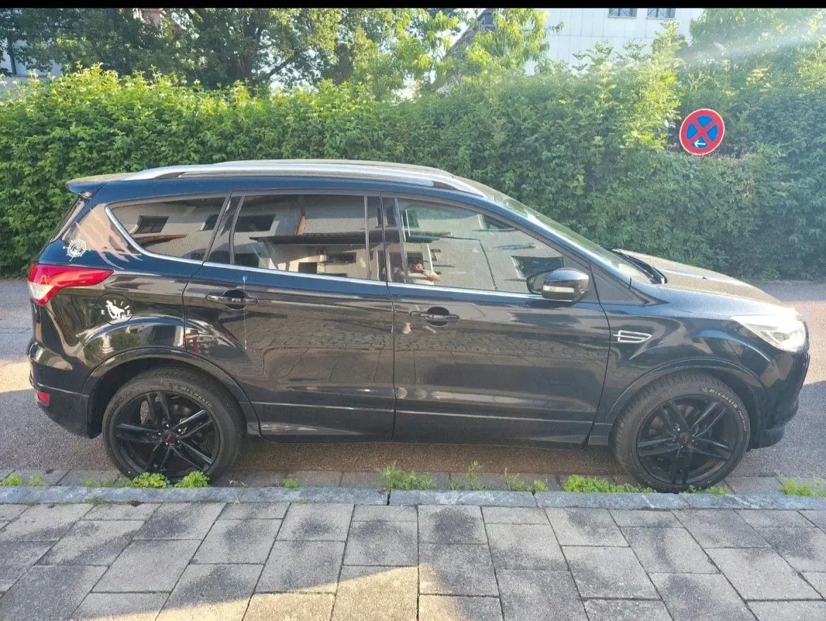Gebraucht Ford Kuga Trend 179 PS (131 kW) 2015 Schwarz SUV