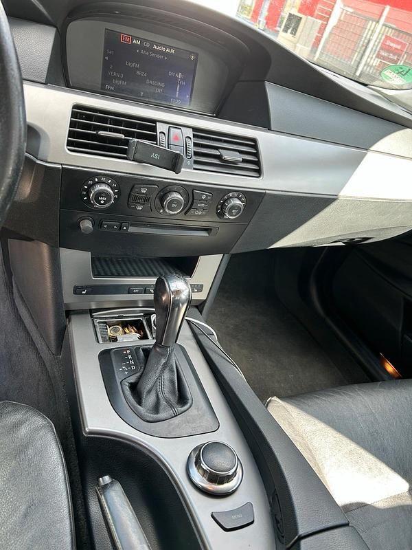 Gebraucht BMW 523 177 PS (130 kW) 2006 Schwarz Kombi