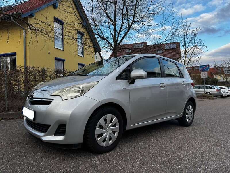 Silber Gebraucht 2011 Toyota Verso-S Van / Kleinbus | 7.900 € (Fairer Preis) - Bild 1/4