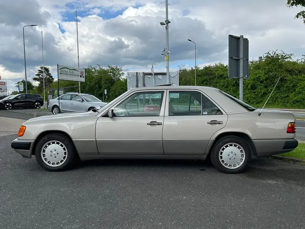 Gebraucht Mercedes 200 118 PS (86 kW) 1991 Beige Limousine