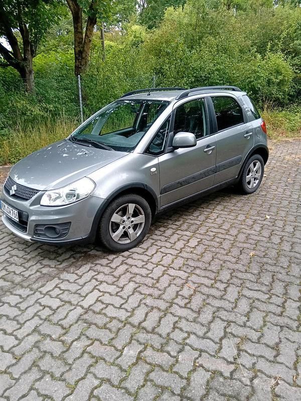 Silber Gebraucht 2009 Suzuki SX4 SUV | 7.450 € - Bild 1/4