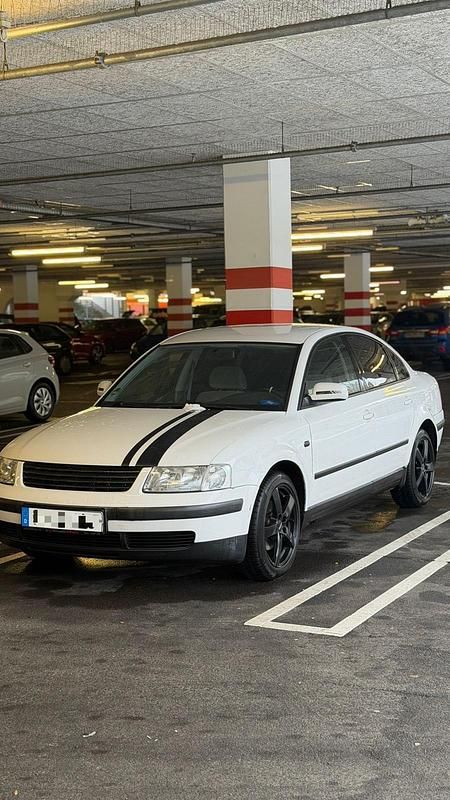 Weiß Gebraucht 1997 VW Passat Limousine | 3.199 € - Bild 1/4