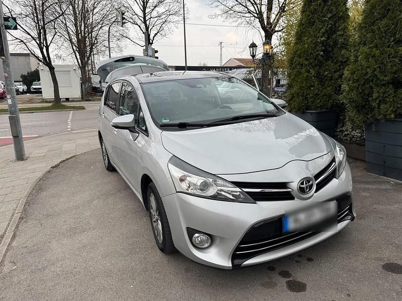 Gebraucht Toyota Verso 147 PS (108 kW) 2017 Silber Van / Kleinbus