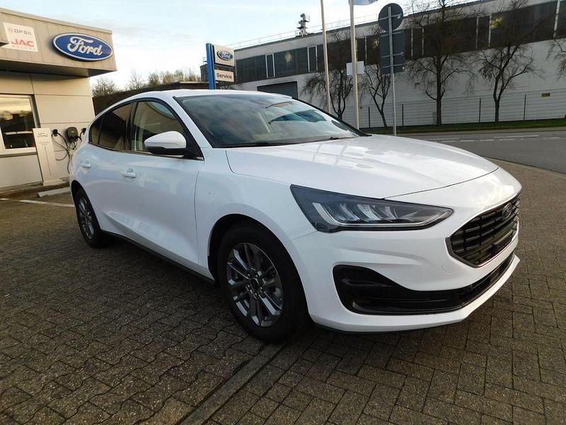 Neu Ford Focus Titanium 116 PS (85 kW) 2026 Weiß Limousine