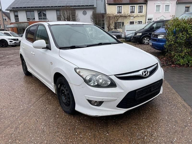 Weiß Gebraucht 2010 Hyundai i30 Classic Limousine | 2.000 € (Fairer Preis) - Bild 1/4