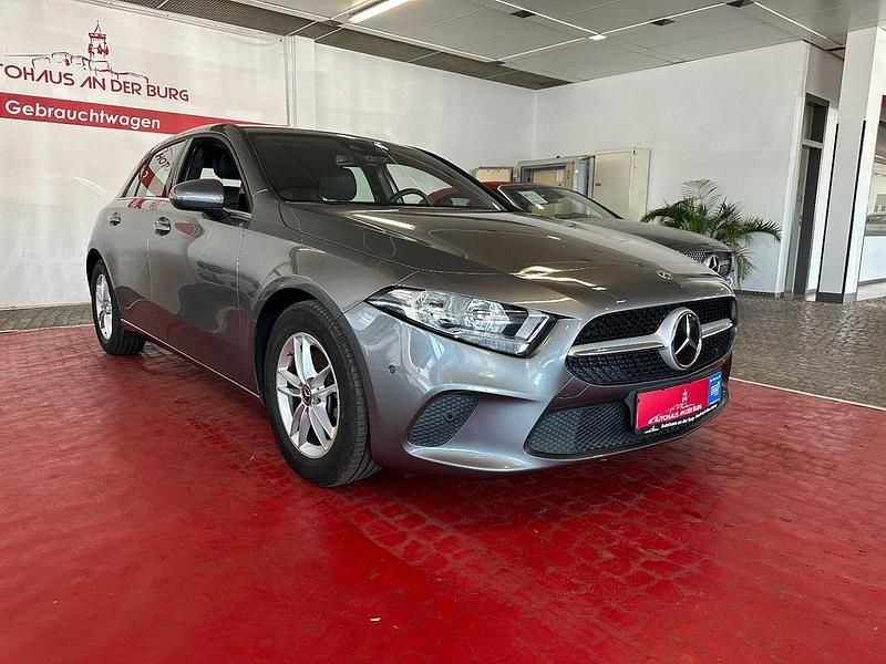 Mountaingrau Gebraucht 2019 Mercedes A200 Limousine | 20.999 € (Fairer Preis) - Bild 1/4