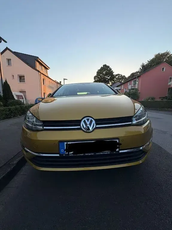 Gebraucht VW Golf VII Sound 110 PS (80 kW) 2018 Gold Limousine