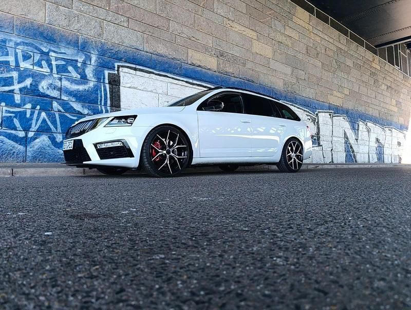 Weiß Gebraucht 2018 Skoda Octavia RS Kombi | 24.599 € (Teuer) - Bild 1/4