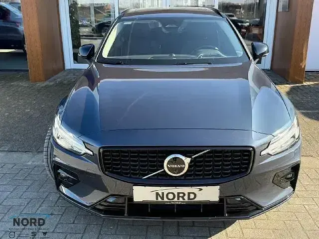 Gebraucht Volvo V60 Ultimate 197 PS (144 kW) 2024 Denim blue / metallic Kombi