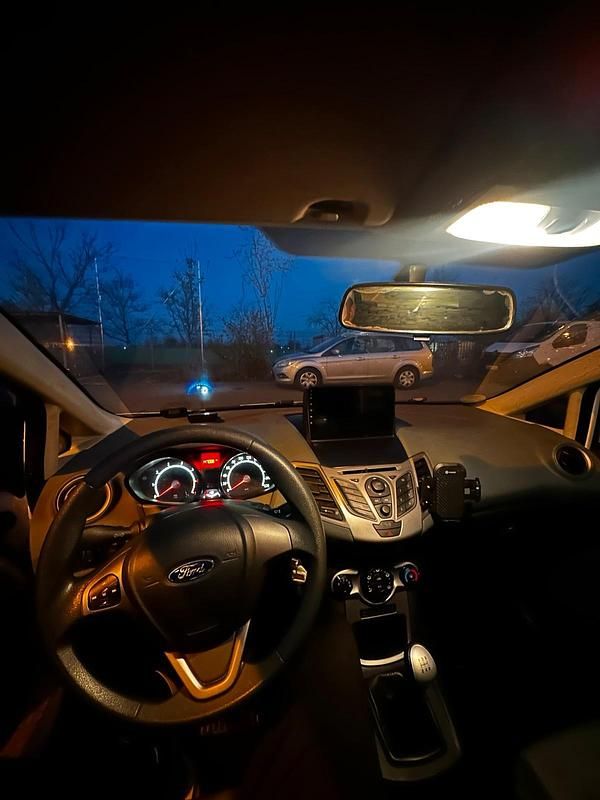 Gebraucht Ford Fiesta 60 PS (44 kW) 2009 Weiß Kleinwagen