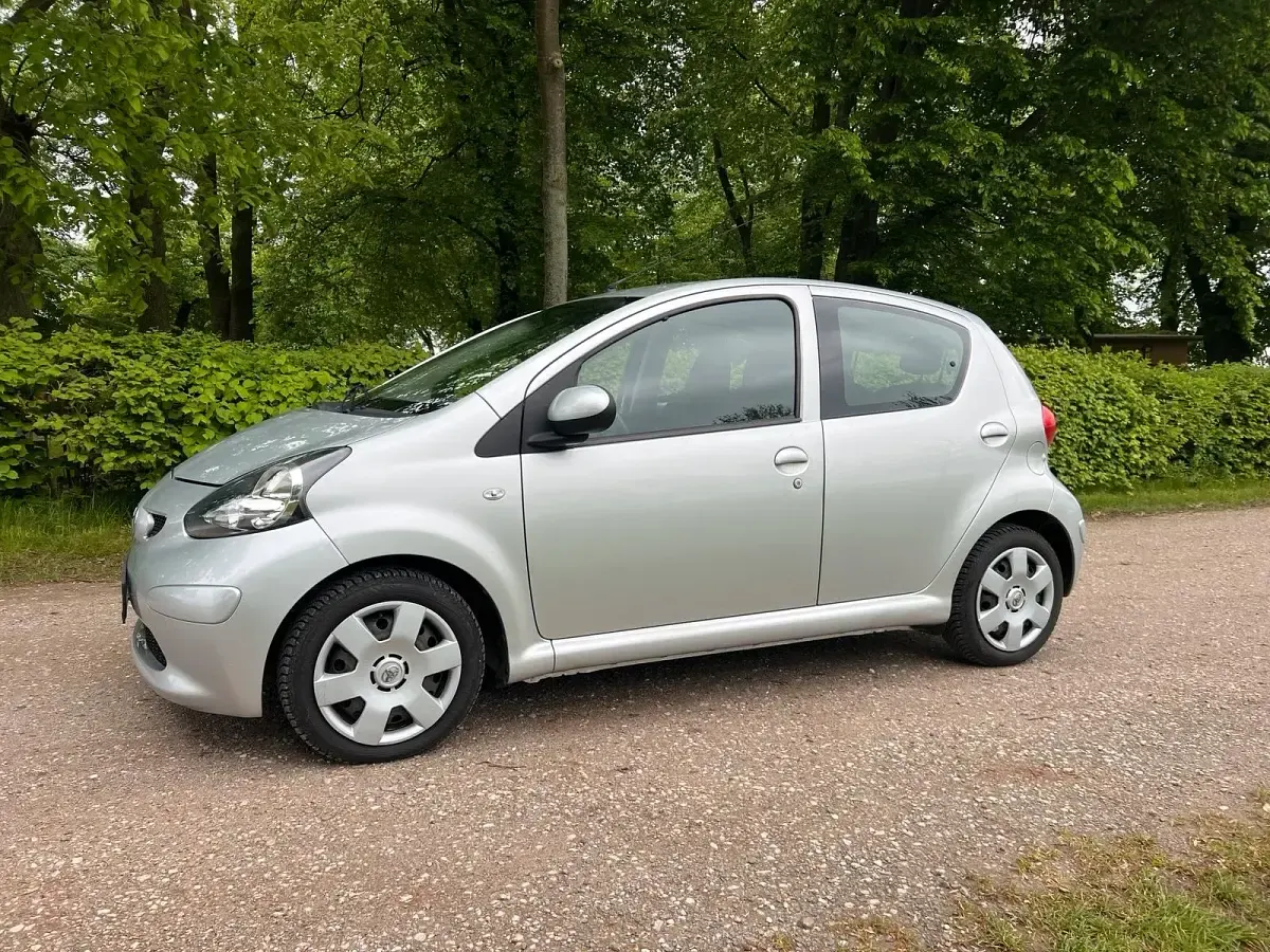 Gebraucht Toyota Aygo 68 PS (50 kW) 2007 Silber Kleinwagen