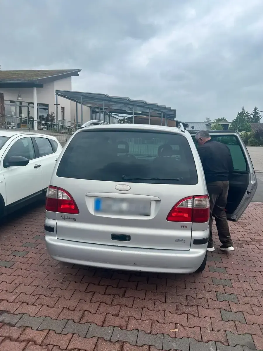 Gebraucht Ford Galaxy 116 PS (85 kW) 2003 Silber Van / Kleinbus