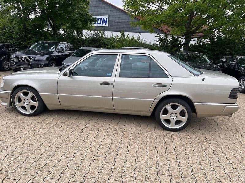 Usata Mercedes E260 169 CV (124 kW) 1985 Beige Berlina