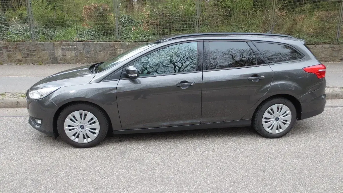 Gebraucht Ford Focus Trend 125 PS (91 kW) 2018 Grau Limousine